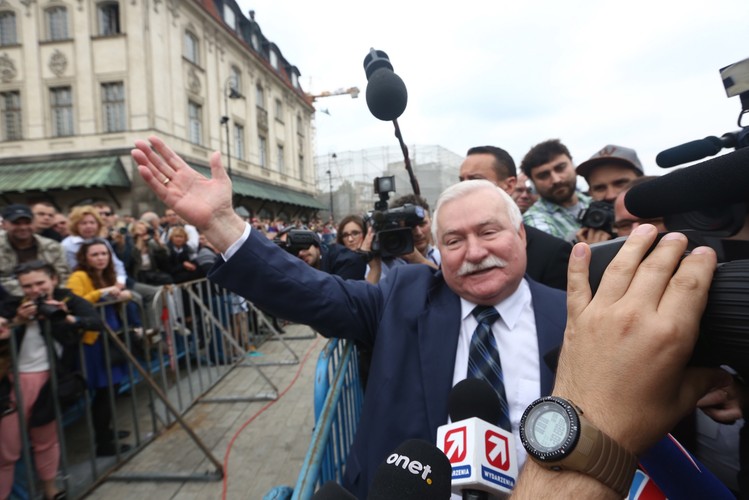 Lech Wałęsa na Placu Zamkowym