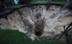 Kolejne zapadlisko w Trzebini. "Część pojazdu utknęła w ziemi"