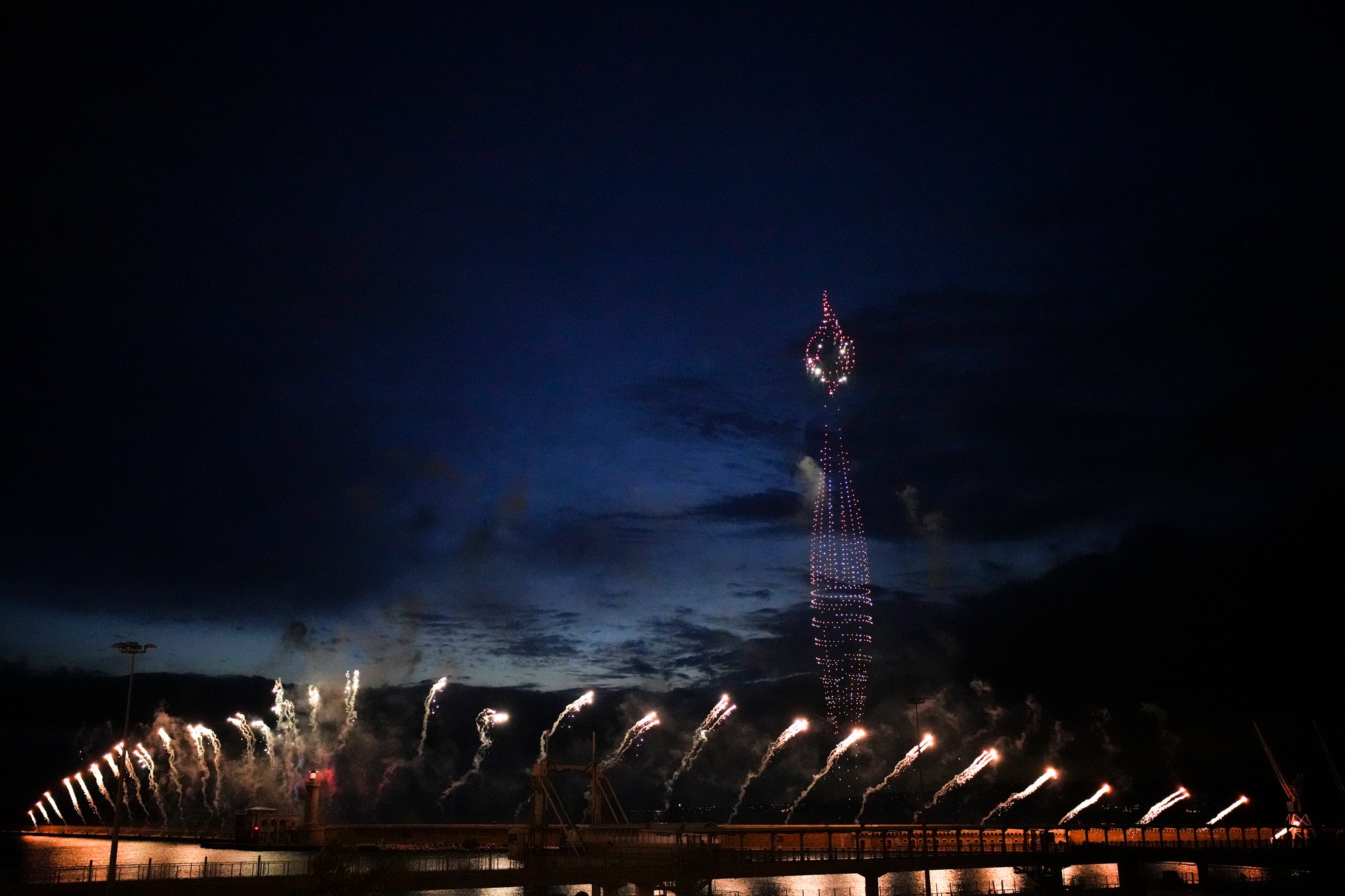 Setelné drony a ohňostroje rozžiarili oblohu v tvare olympijských kruhov počas príchodu olympijského ohňa do Francúzska.