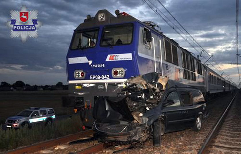 Chrysler voyager wjechał pod pociąg