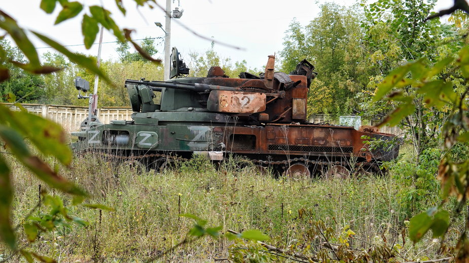 Zniszczony rosyjski czołg na terenach odbitych podczas ostatniej kontrofensywy Ukraińców, wrzesień 2022 r.