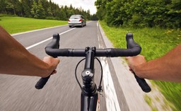 czy można wyprzedzić rower na linii ciągłej? większość kierowców robi to nielegalnie