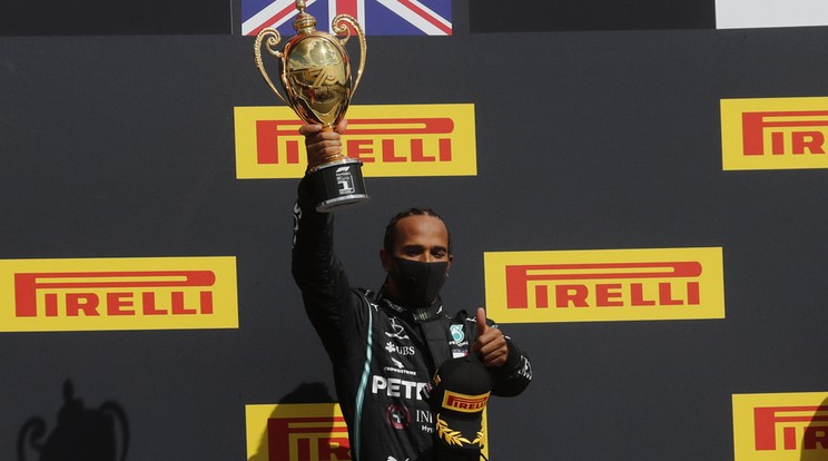 Lewis Hamilton, a Mercedes brit címvédője a trófeával a kezében ünnepel / MTI AP