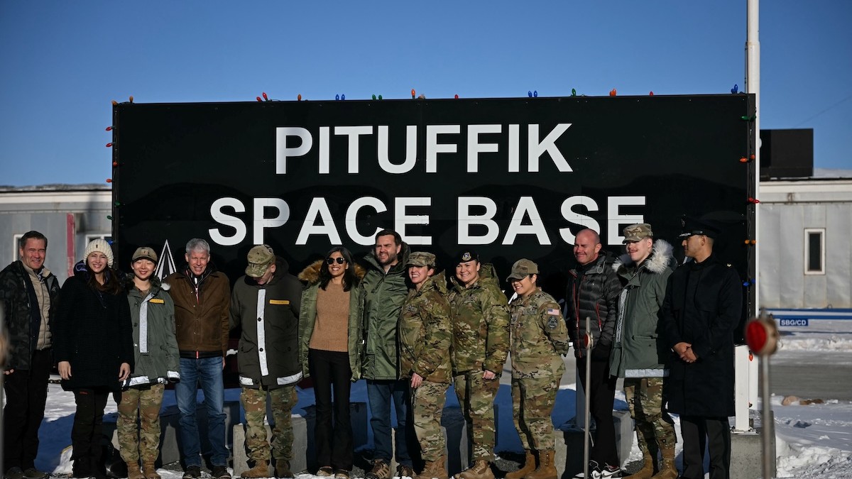 Americký viceprezident J. D. Vance a druhá dáma Usha Vanceová pózujú s personálom na americkej vojenskej vesmírnej základni Pituffik v Grónsku 28. marca 2025.