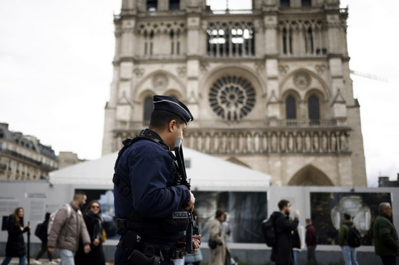 MUŠKARAC UPUCAO DVOJICU POLICAJACA Drama u policijskoj stanici u Parizu