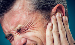 Szumy uszne mogą oznaczać poważne problemy zdrowotne. Skąd się biorą? Lista przyczyn jest długa