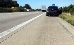 Policja zbaraniała na autostradzie A2. Kierowca zamiast trójkąta wystawił… miskę papryki [FOTO]