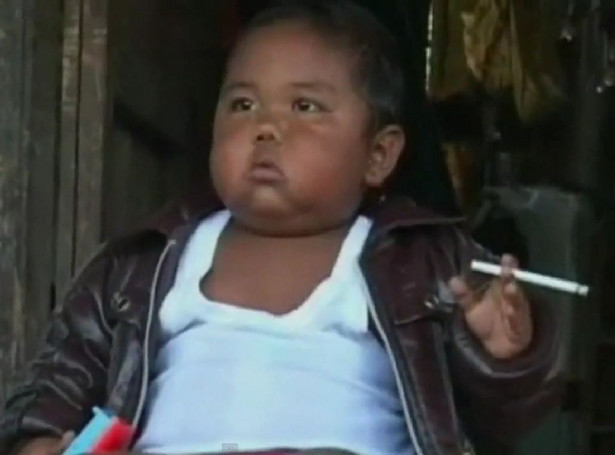 Dwulatek wypala 40 papierosów dziennie. Co za głupota!