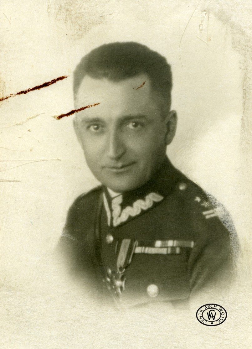 W czasie II wojny światowej organizował Kedyw Armii Krajowej i został jego pierwszym dowódcą, był również zastępcą komendanta głównego AK. W marcu 1945 rok aresztowało go UB, po odbyciu kary zesłania na Syberii wrócił do Polski i tu ujawnił się w 1948 roku. Po sfingowanym procesie skazano go na karę śmierci przez powieszenie za rzekome wydawanie rozkazów likwidacji partyzantów radzieckich. Prawdopodobnie został pochowany w nieoznaczonym masowym grobie na Powązkach, na tak zwanej "Łączce", czyli w kwaterze "Ł"