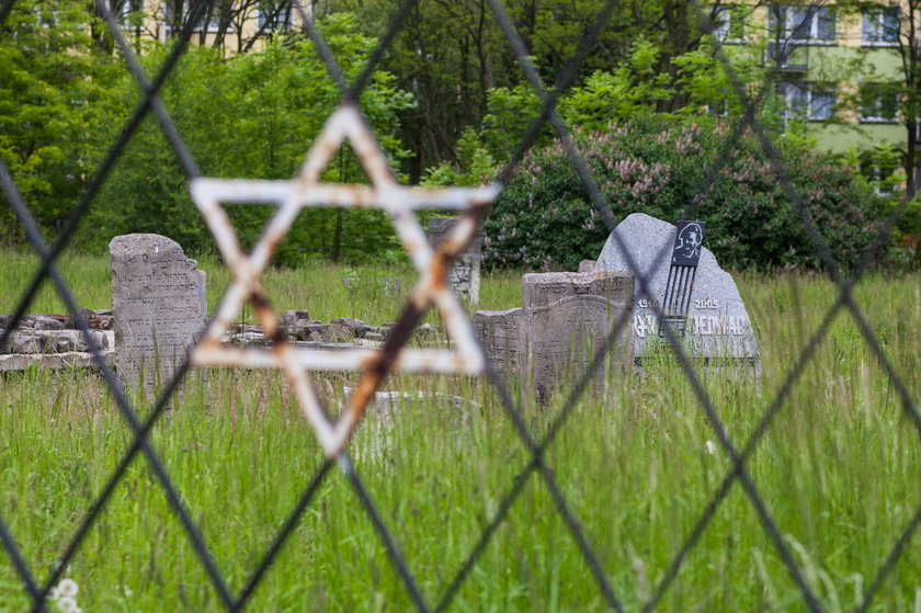 Nie będzie śledztwa w sprawie wyzywające zdjęć na mogiłach