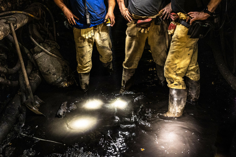 Górnicy pod ziemią
