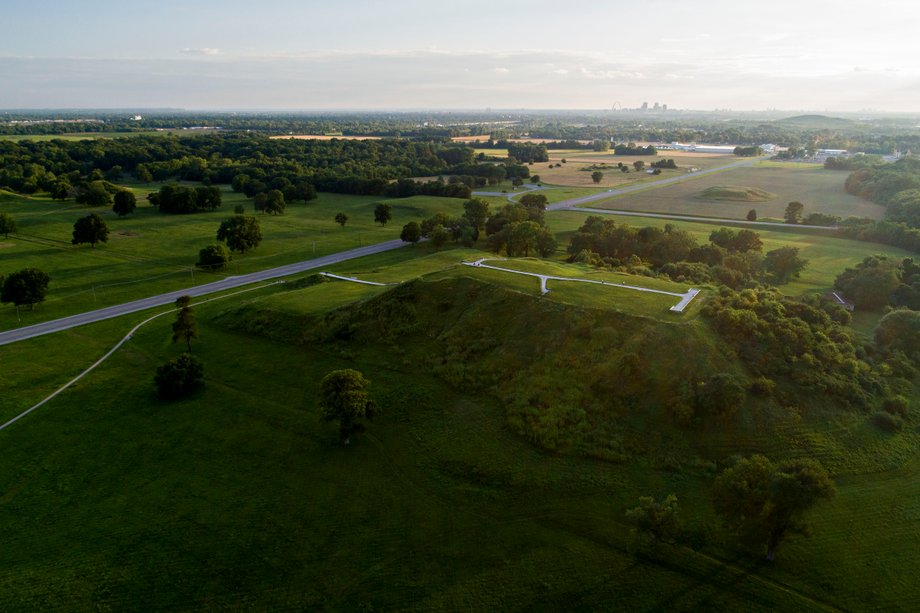 Kopiec w St. Louis znany jest jako Monks Mound, największa prehistoryczna konstrukcja ziemna w obu Amerykach.