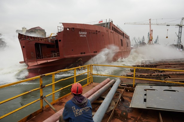 Remontowa Shipbuilding jest częścią grupy kapitałowej Grupa Remontowa, na którą składa się cały szereg spółek zajmujących się budową i remontowaniem statków, ale też produkcją różnych elementów wyposażenia oraz świadczeniem usług, na przykład konserwatorskich. Sama stocznia znajduje się w Gdańsku i buduje statki małej i średniej wielkości. Powstała w czerwcu 1945 roku. Na zdjęciu ekologiczny prom na zamówienie duńskiej gminy Samso. Statek będzie pierwszym w Unii Europejskiej promem pasażersko–samochodowym o napędzie gazowym. Zdj. PAP/Adam Warżawa