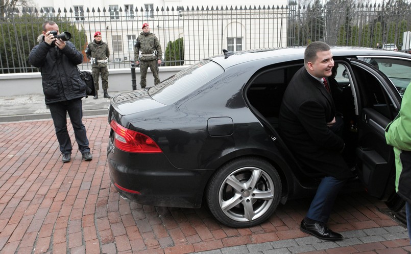 Rzecznik MON Bartłomiej Misiewicz wysiada z limuzyny przy budynkach MON przy ul. Klonowej w Warszawie