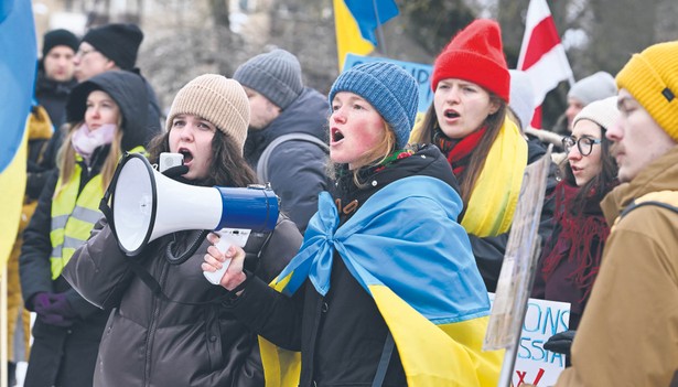 24 lutego 2022 r., protest przeciwko inwazji Władimira Putina na Ukrainę przed ambasadą Rosji w Sztokholmie