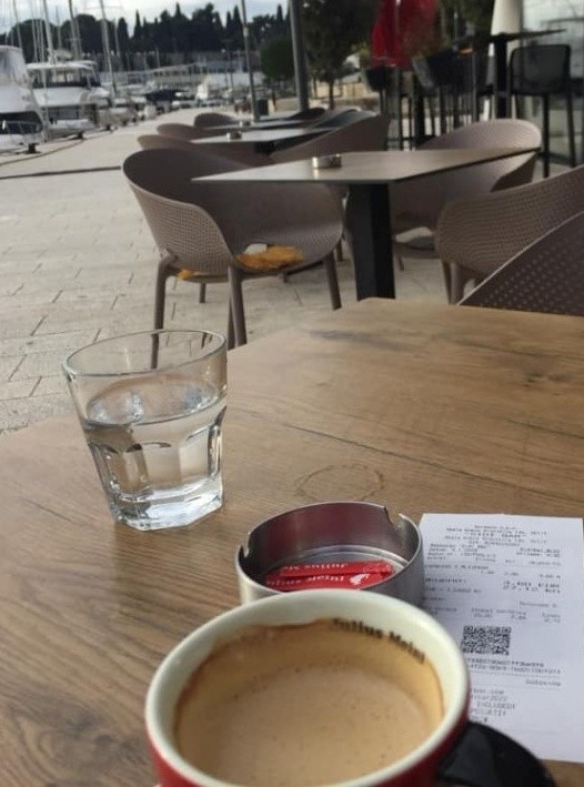 Obyvateľ Splitu odfotil ceny za dve kávy s mliekom.
