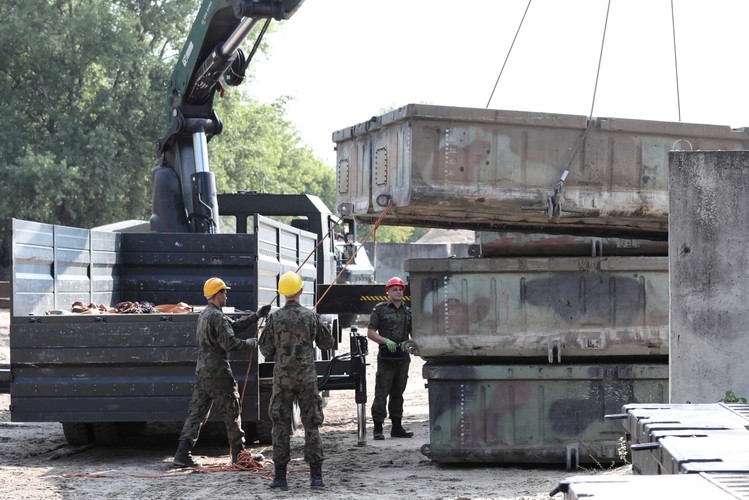 Przygotowania do montażu mostu pontonowego na Wiśle