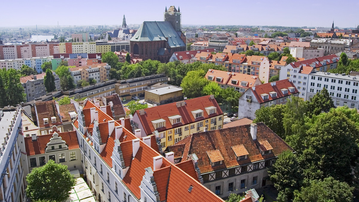 Siedem procesji Drogi Krzyżowej przejdzie dziś ulicami Szczecina. Kierowcy muszą się liczyć z utrudnianiami na drogach. Z kolei na Skolwinie jak co roku czeka nas najbardziej widowiskowa inscenizacja Męki Pańskiej.