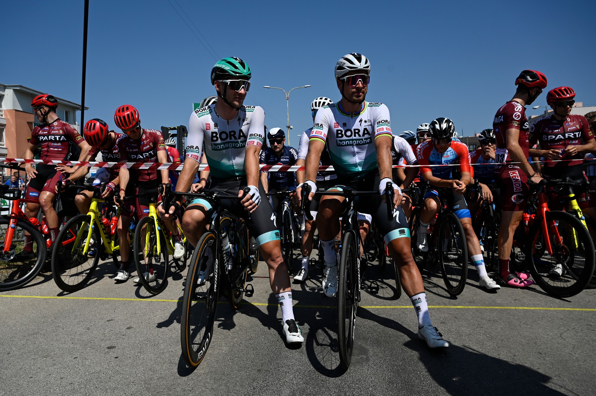 Slovenský cyklista Erik Baška s Petrom Saganom. 