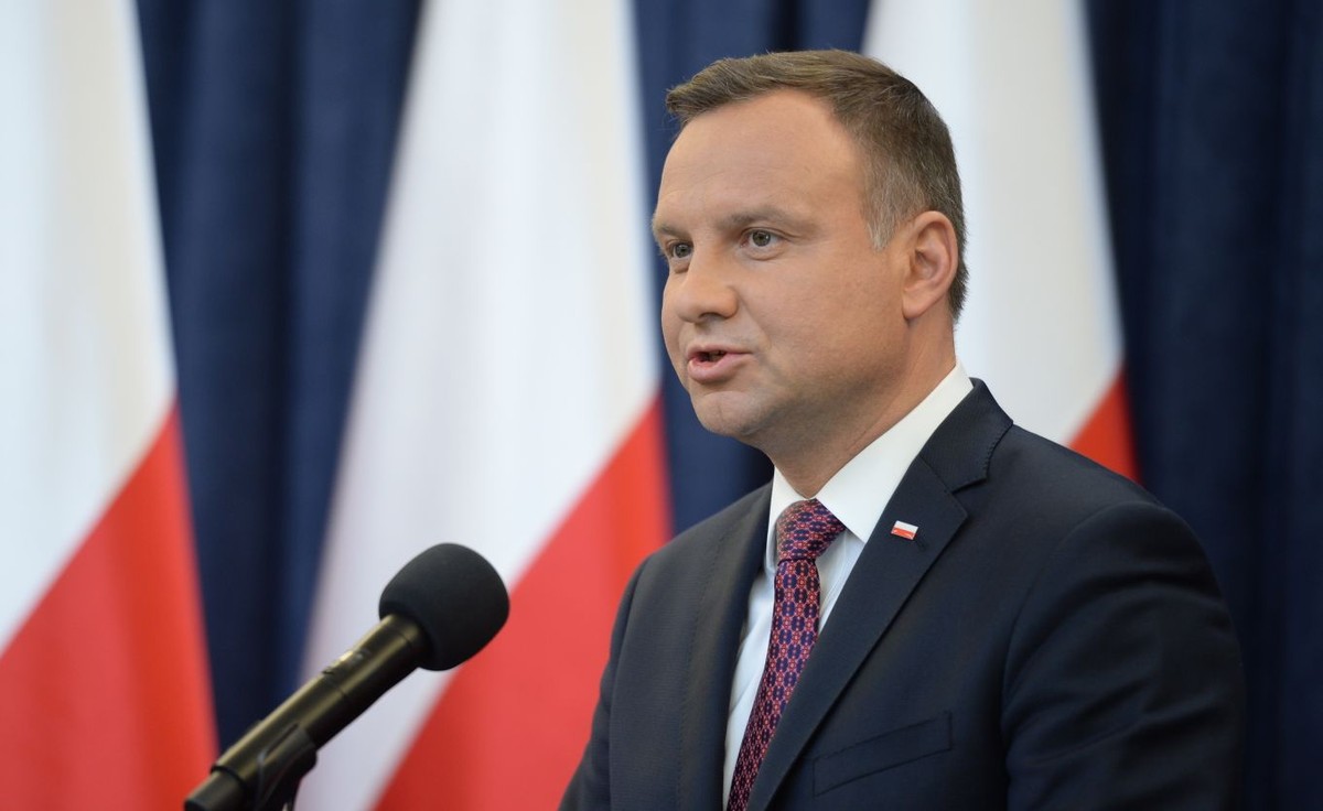 W liście artyści piszą: Zwracamy się do Pana, Panie Prezydencie, ponieważ to z konstytucji wynika powaga Pańskiego urzędu. To konstytucja zawiera rotę przysięgi prezydenckiej, którą złożył Pan nam, czyli narodowi, mówiąc: „dochowam wierności postanowieniom konstytucji”.