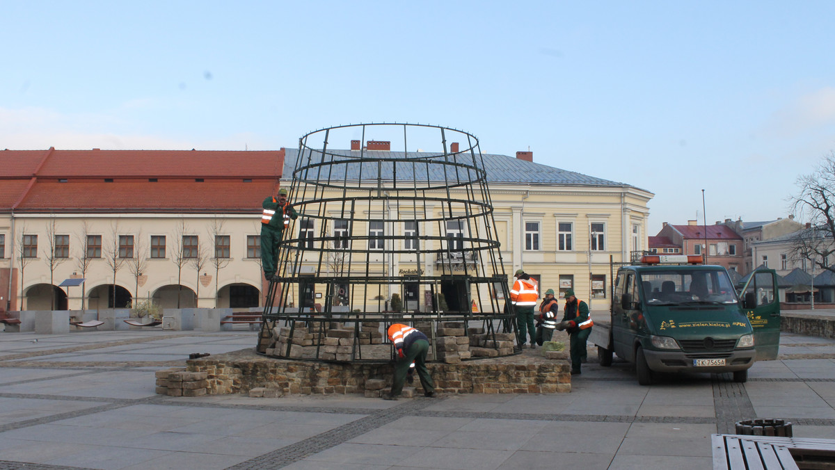 Stolica regionu świętokrzyskiego powoli przygotowuje się do okresu Świąt Bożego Narodzenia. W mieście trwa właśnie zawieszanie pierwszych ozdób, a na Rynku montowana jest już wielka choinka.