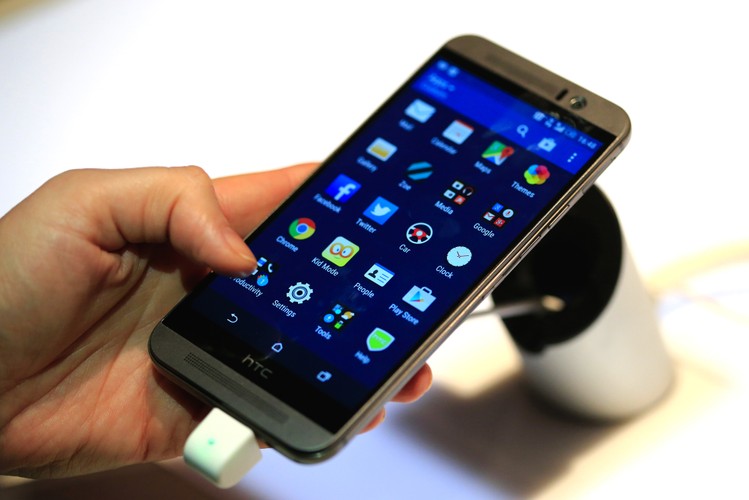 <strong>HTC M9</strong><br /><br />

Dwutonowa, metalowa obudowa z symetrycznymi, zwężanymi krawędziami ergonomicznie dopasowuje się do dłoni, a zaokrąglony tył unibody nadaje smartfonowi kultowy wygląd, typowy dla serii HTC One. Główny aparat 20 MP i przedni aparat z technologią UltraPixel dają wyjątkowy poziom kontroli nad fotografowaniem i przetwarzaniem zdjęć. Oprogramowanie HTC Eye™ Experience pozwala tworzyć ujęcia z dwóch kamer oraz autoportrety z głosowym wyzwalaniem, stosować efekt 