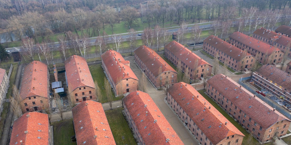 Obóz Auschwitz-Birkenau, widok z lotu ptaka. 