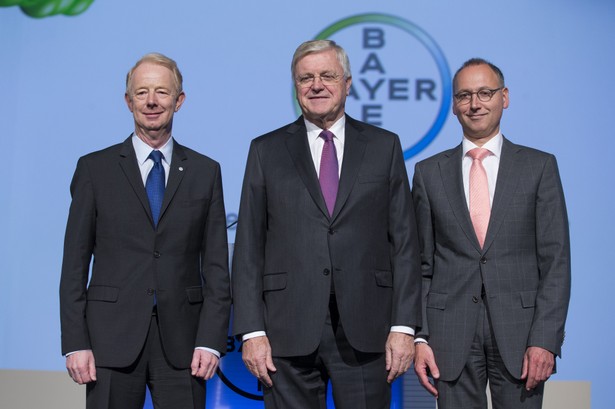 Marijn Dekkers, były dyrektor zarządzający Bayer AG (po lewej), Werner Wenning, prezes Bayer AG (środek), Werner Baumann, obecny dyrektor zarządzający Bayer AG. (29.04.2016, Kolonia, Niemcy)