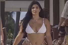 "BOŽE, KAKVA ŽENA", zbog donjeg dela slike MREŽE SU EKSPLODIRALE: Jedni kažu da je OVAKVA GRAĐA neprirodna i čudna, druge su NJENI BOKOVI BACILI U TRANS - pljušte i PONUDE ZA BRAK