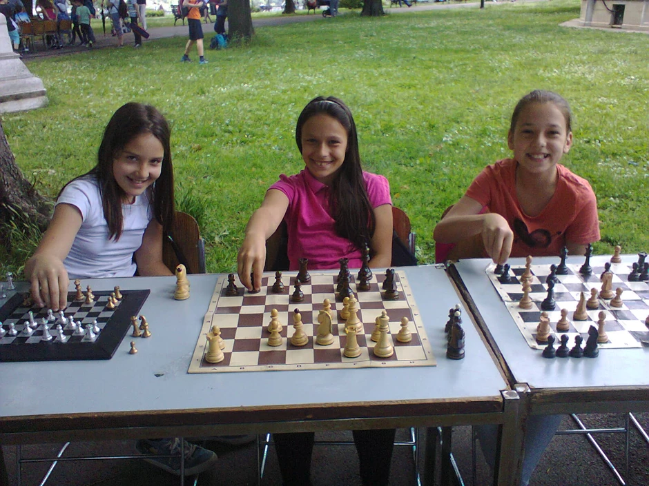 Anđela, Tamara i Tara idu u IV razred, a njihov takmičarski duh je vrlo zarazan