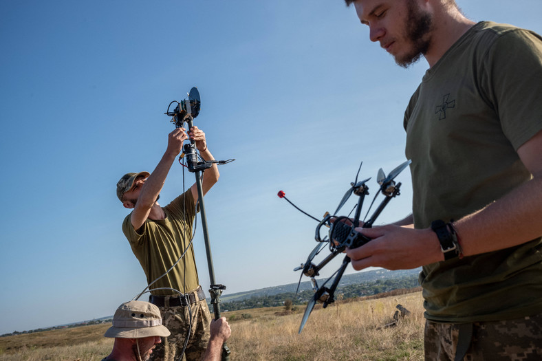 Ukraińscy żołnierze 24. Brygady testują drony FPV pod Drużkiwką w Ukrainie, 29 sierpnia 2023 r.