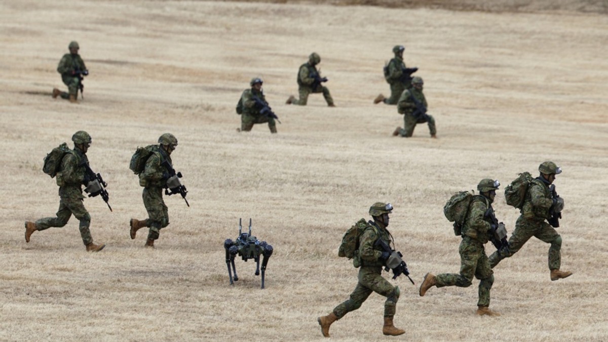 Vežba japanske vojske sa robotom u kampu Narašino kod Tokija 11. januara