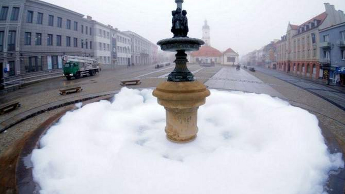 Wczoraj po godzinie 22 Straż Miejska dostała sygnał o pianie wydobywającej się z fontanny na Rynku Kościuszki. W pobliżu jest miejski monitoring.