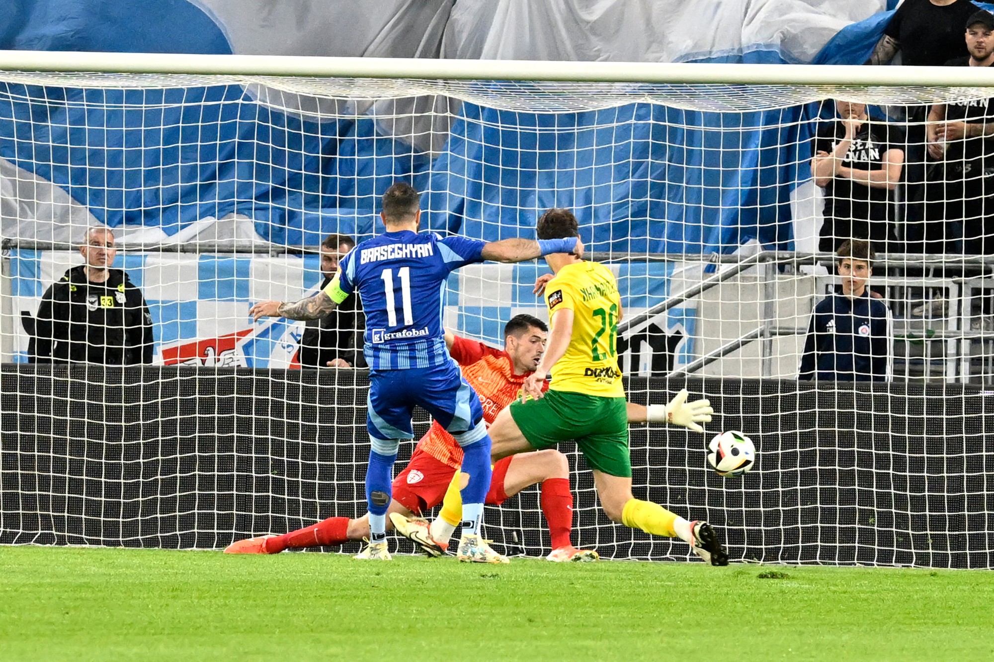 Tigran Barseghjan (Slovan) strieľa z ofsajdovej pozície neplatný gól. 