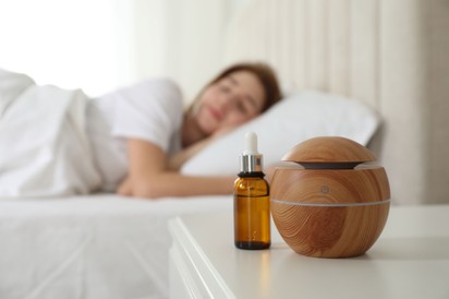 Milyen illóolajok hatnak az alvásra? Így segíthet az aromaterápia