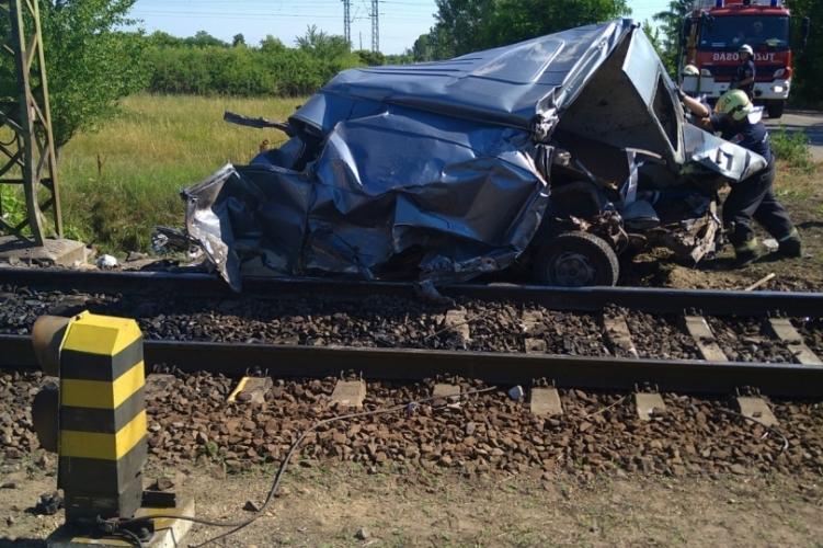 Meghalt annak a kisteherautónak a 17 éves sofőrje, aki egy vonattal ütközött össze Ceglédnél / Fotó: Baleset-info