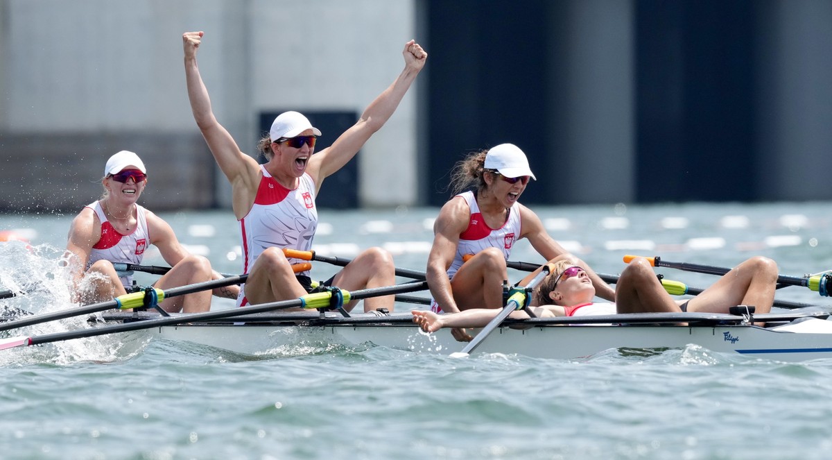 Agnieszka Kobus-Zawojska, Marta Wieliczko, Maria Sajdak i Katarzyna Zillmann cieszące się ze srebrnego medalu podczas IO w Tokio