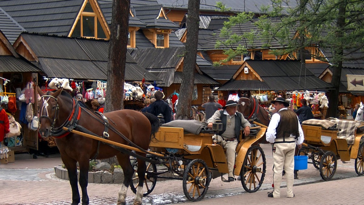 Zakopane w euforii - tylu turystów pod Giewontem nie było podobno jeszcze nigdy! W tym roku Polacy wybrali krajowe góry i stąd prawdziwy najazd. Kiedy jednak popatrzeć na to trochę z boku, odnosi się wrażenie, że mimo to Zakopane przesypia swoją szansę.