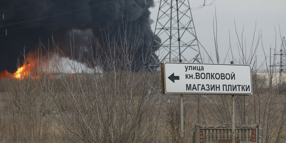 Pożar w rafinerii w Biełgorodzie po ataku Ukraińców w kwietniu 2022 r.