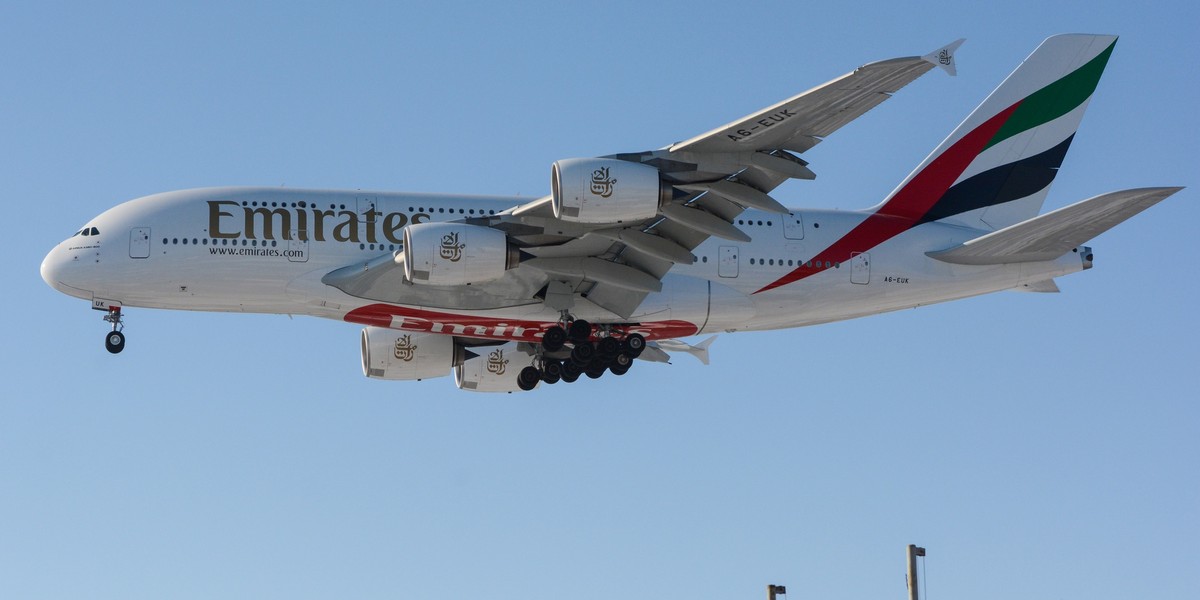 Airbus A380 linii Emirates przyleciał z pasażerami z Dubaju, by uczcić czwartą rocznicę bezpośrednich lotów z Polski do Zjednoczonych Emiratów Arabskich