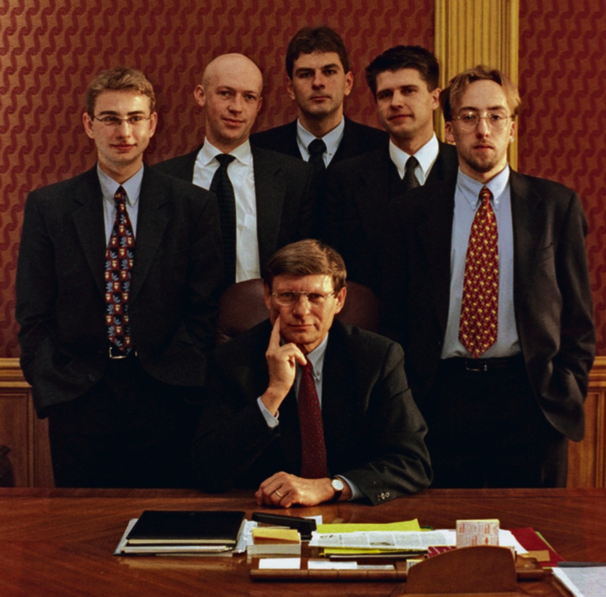 Minister finansów Leszek Balcerowicz i jego liberalna ekipa (od lewej): Łukasz Mężyk, Paweł Narożny, Piotr Dubno, Ryszard Petru, Jakub Karnowski. Warszawa, styczeń 2000 r. Wojciech Olkuśnik/życie/Forum