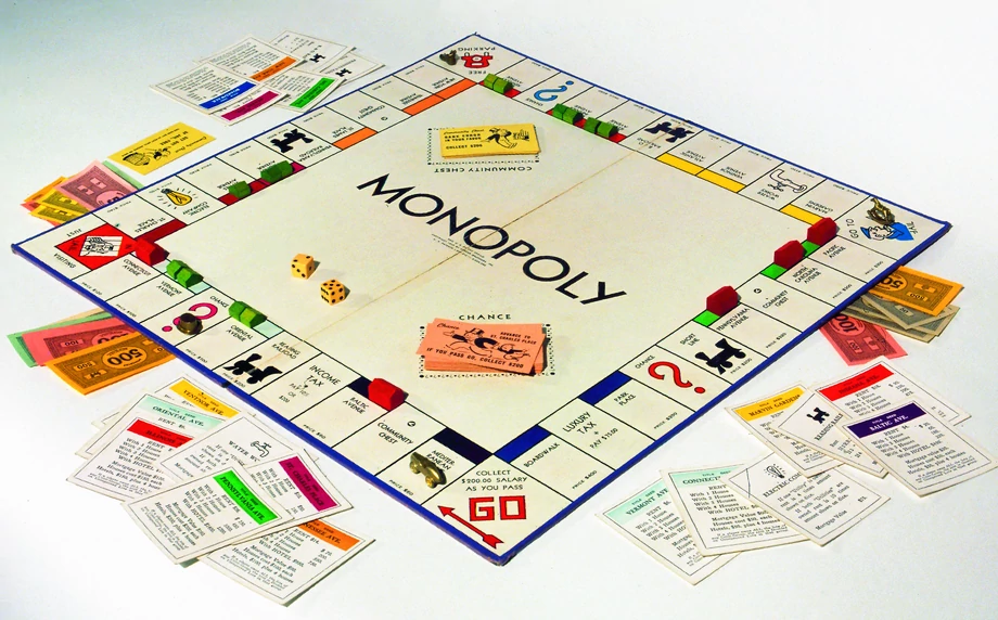 Współczesna wersja „Monopolu” to zbiór reguł i rozwiązań wypracowany przez kilku graczy, których Elizabeth Magie Phillips nie znała. To oni np. dołożyli do planszówki hotele i nazwy ulic.