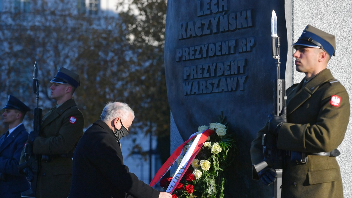 Warszawa, 10.11.2021. Wicepremier, prezes PiS Jarosław Kaczyński (L) podczas uroczystości przed pomnikiem prezydenta RP Lecha Kaczyńskiego na pl. Piłsudskiego w Warszawie, 10 bm. Trwają obchody miesięcznicy katastrofy smoleńskiej. (sko) PAP/Piotr Nowak