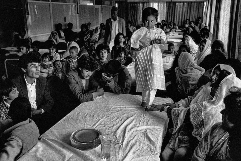Witold Krassowski, "Dziewczynka na targach panien młodych" (Kabul, Afganistan, 1991)