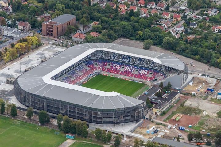 Stadion Górnika Zabrze na ostatniej prostej przed ...