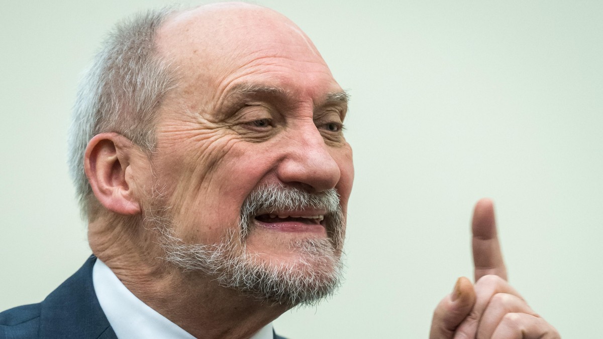 Antoni Macierewicz wraz z członkami podkomisji smoleńskiej ma wystąpić w Chicago 20 kwietnia. Spotkanie z udziałem "dziennikarzy, polityków, środowisk akademickich" wywołało falę krytycznych komentarzy za sprawą ulotki, która pojawiła się w internecie. Przeczytać na niej można m.in., że "przyjmowane będą donacje na koszty organizacyjne $50 płatne przy wejściu". - To nie tylko upadek, ale i skandal. Jutro zażądamy stanowiska MON w tej sprawie - zapowiedział na Twitterze Cezary Tomczyk (PO). - Członkowie Podkomisji Smoleńskiej nie pobierali i nigdy nie będą pobierać wynagrodzeń za publiczne prezentowanie wyników swoich prac - stwierdził Antoni Macierewicz.