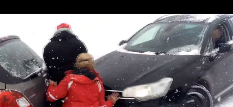 Ale urwał w wersji 2013! Zobacz amatorskie WIDEO z karambolu samochodów