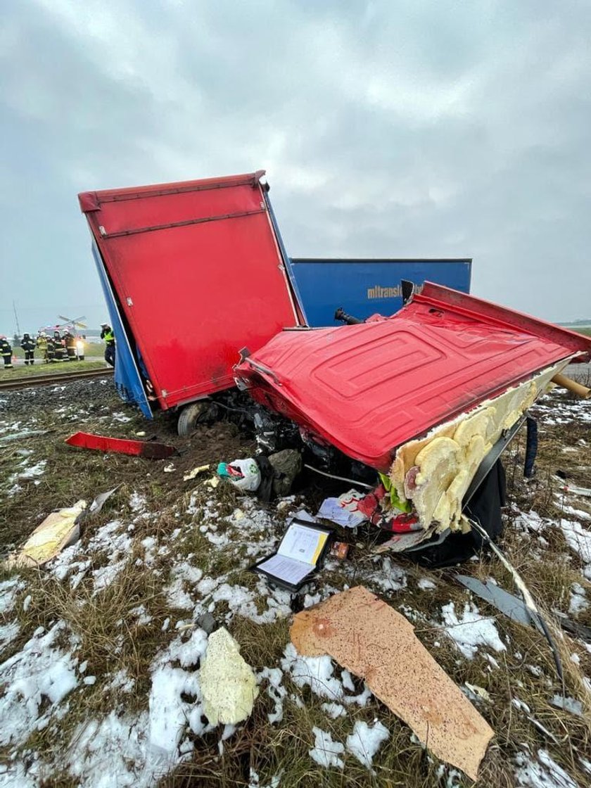 Ciężarówka rozpadła się na kawałki 