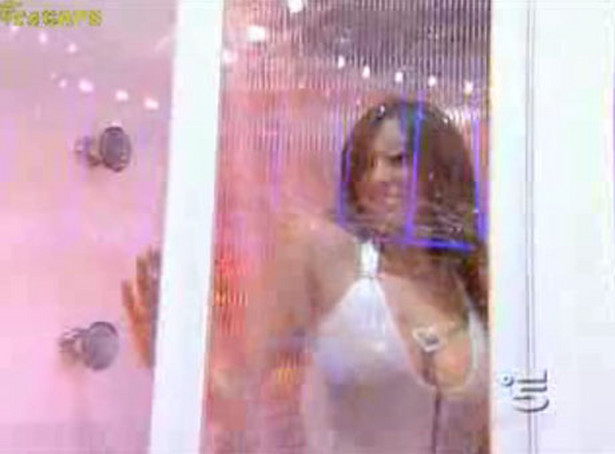 Zobacz dziewczynę asa Serie A pod prysznicem