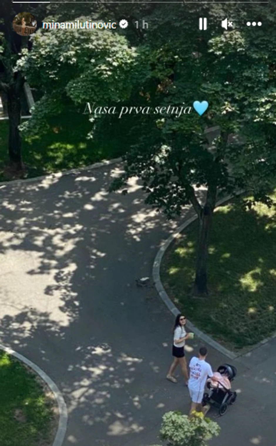 Mina i Nemanja šetaju ćerku